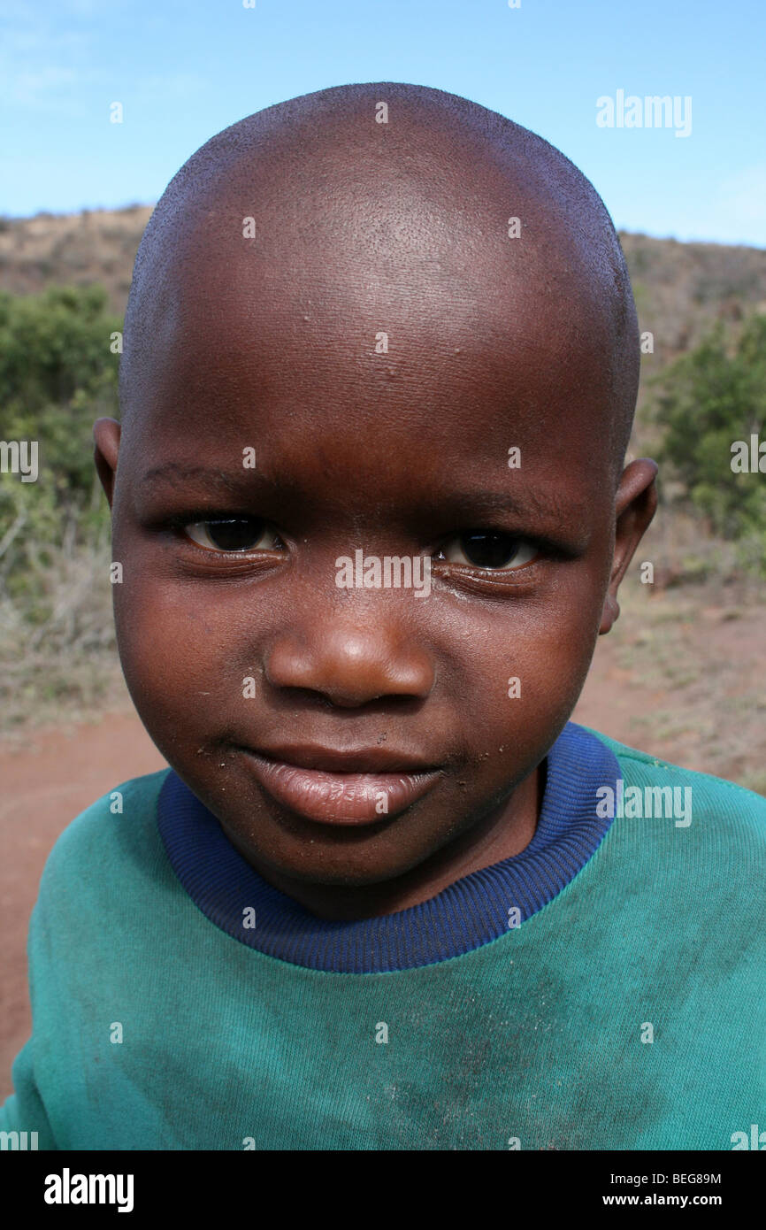 Portrait Of Smiling Young Zulu Boy prises dans la province de KwaZulu-Natal, Afrique du Sud Banque D'Images