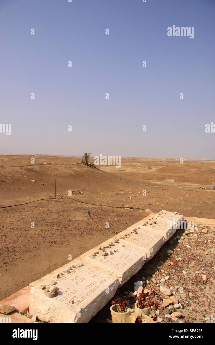 Vallée du Jourdain, le lieu de sépulture et mémorial aux aux membres des kibboutz Beit HaArava Banque D'Images