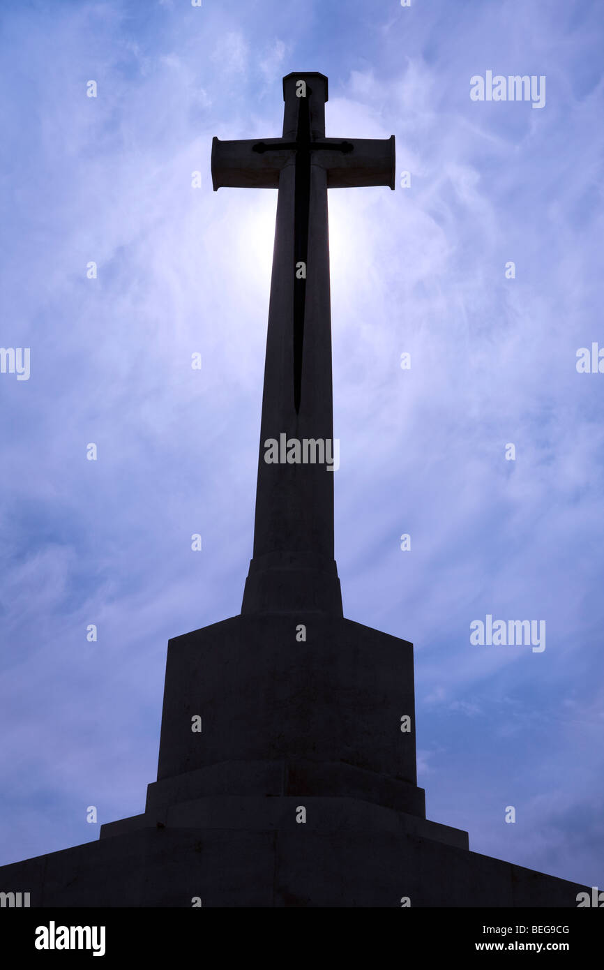 Croix du Sacrifice à Tyne Cot Cemetery. Cimetière britannique de la Première Guerre mondiale avec 11 856 pierres tombales blanches. Banque D'Images