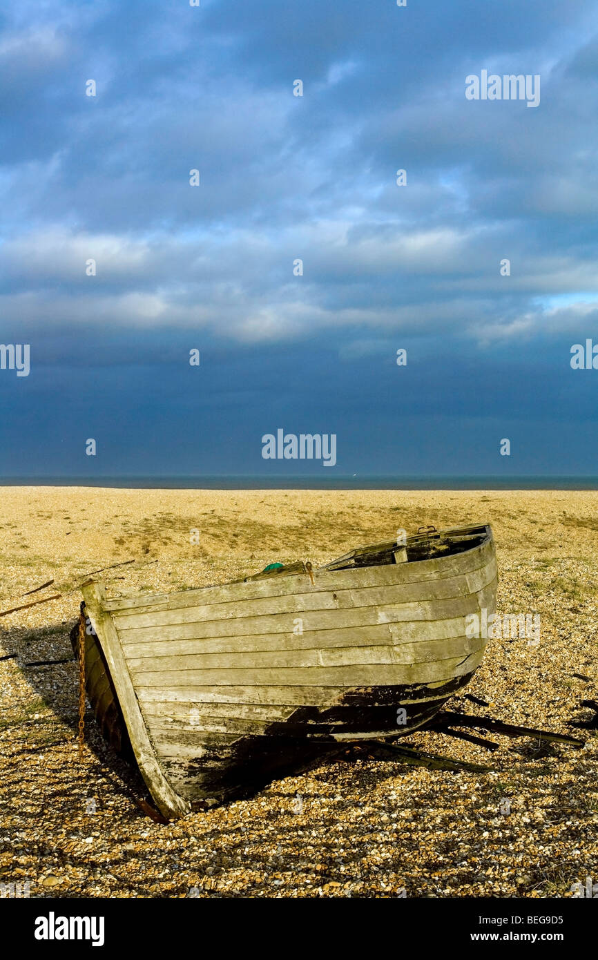 Abandond bateaux de pêche sur la plage de dormeur Banque D'Images