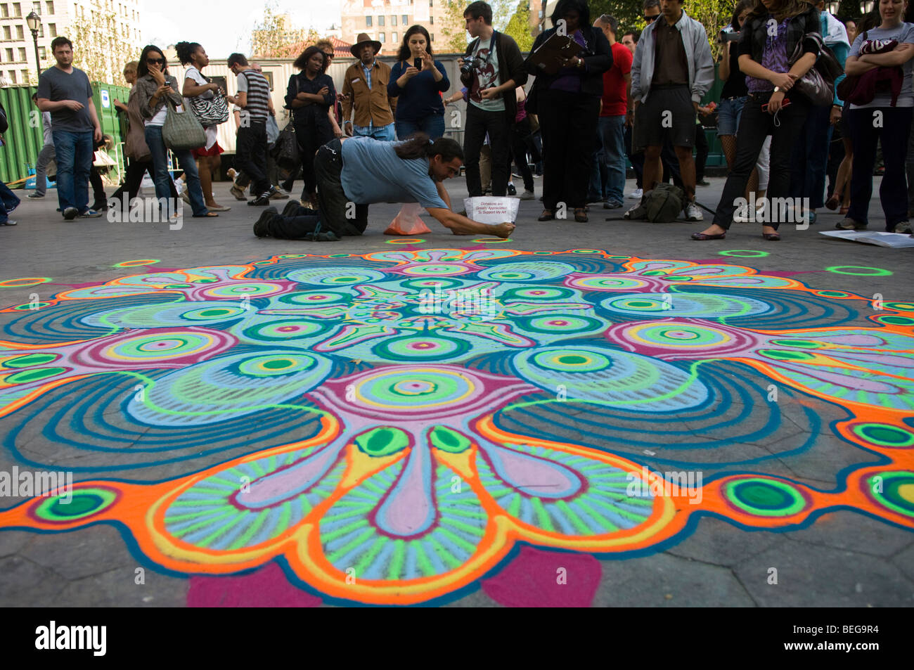 Mangrum Joe crée une peinture à l'aide de sable de couleur dans l'Union Square à New York Banque D'Images