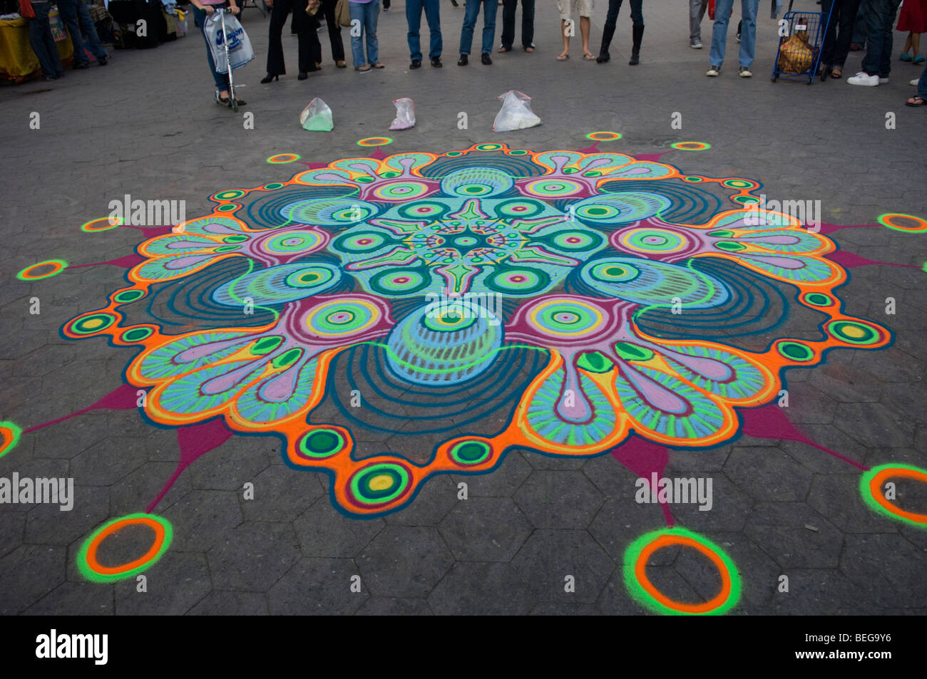 Mangrum Joe crée une peinture à l'aide de sable de couleur dans l'Union Square à New York Banque D'Images