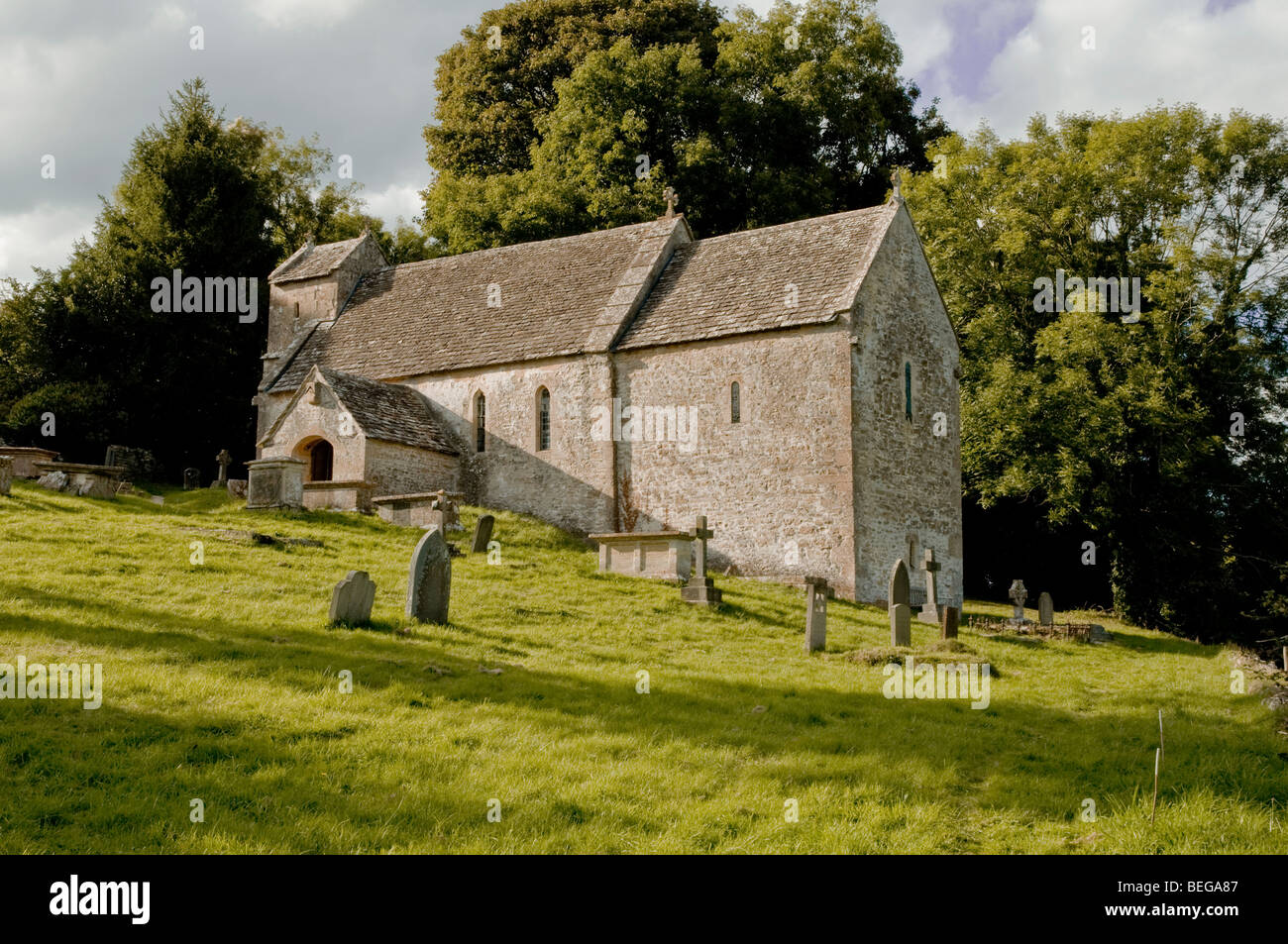 Église Saint-michel d'Duntisbourne Rous, une petite église anglaise Saxon ancien, situé au coeur de la région des Cotswolds, en Angleterre. Banque D'Images