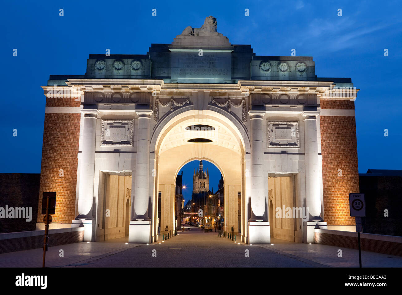 Le Nightshot de la Porte de Menin à Ypres Memorial Banque D'Images