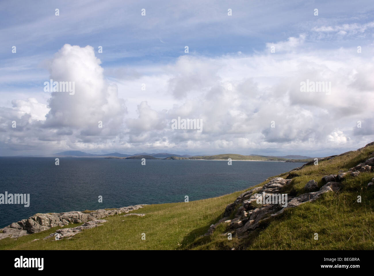 Le robuste et de belles falaises côtières de l'île de Barra, Hébrides extérieures, en Écosse. Banque D'Images