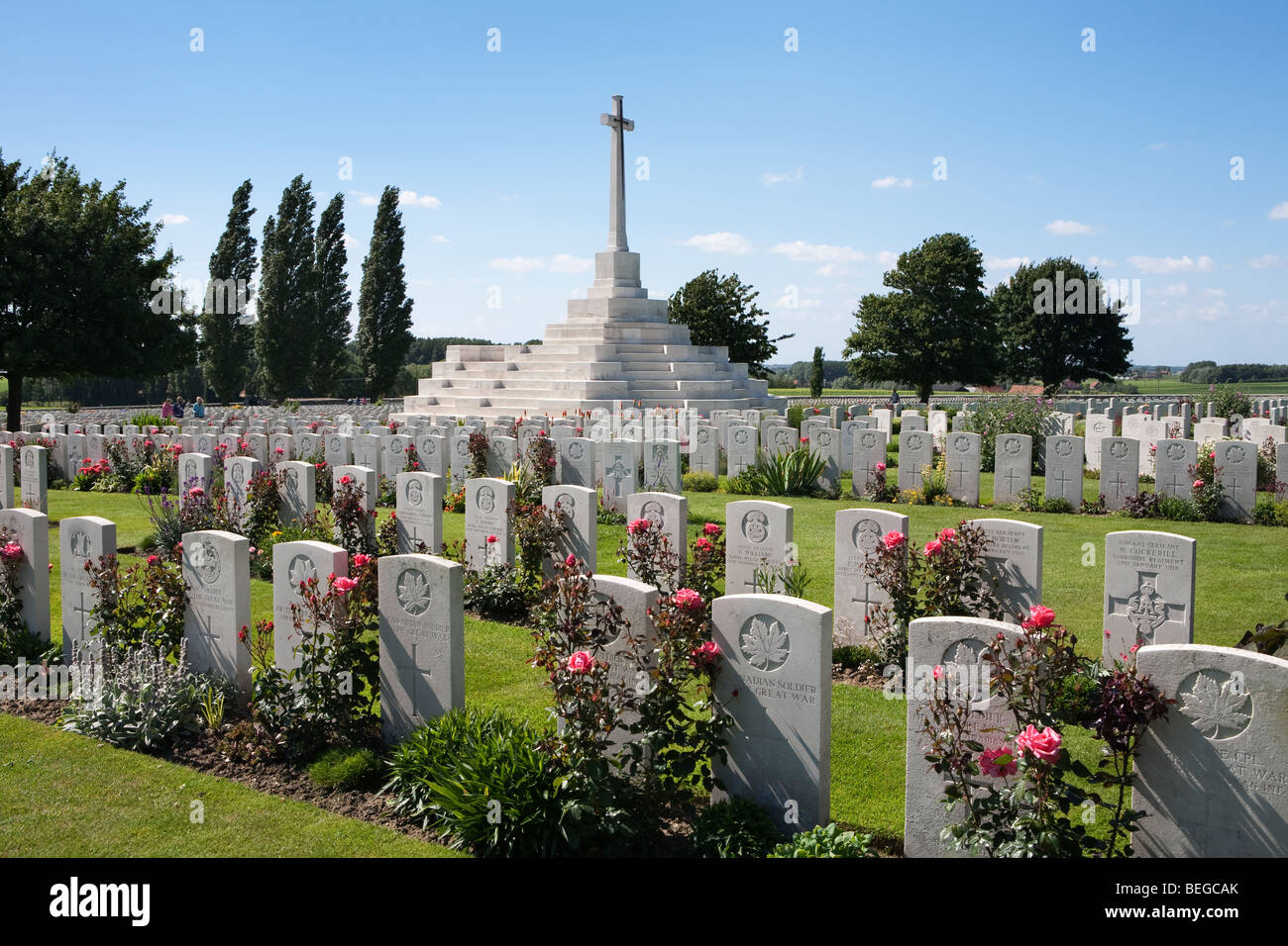 Vue sur le cimetière militaire de Tyne Cot. Cimetière britannique de la Première Guerre mondiale avec 11 856 pierres tombales blanches. Banque D'Images