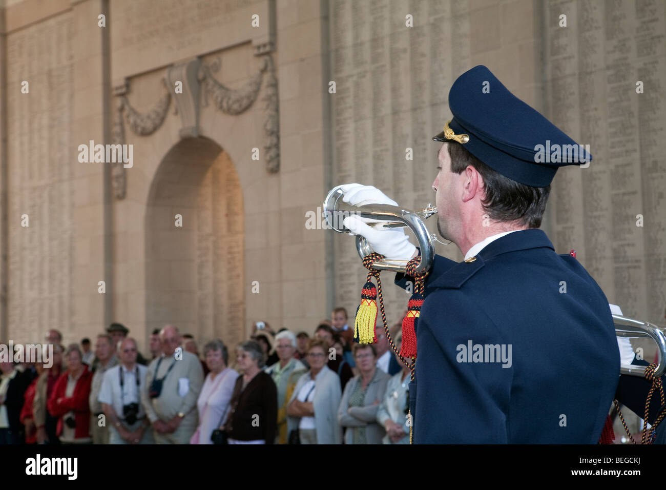 Clairon du corps lutte contre l'incendie la lecture du dernier Post sous la porte de Menin Memorial. Banque D'Images