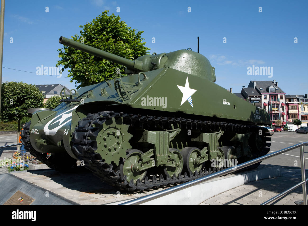 Seconde guerre mondiale char d'assaut américain dans la Grand Place. Scène de la Bataille des Ardennes. Banque D'Images