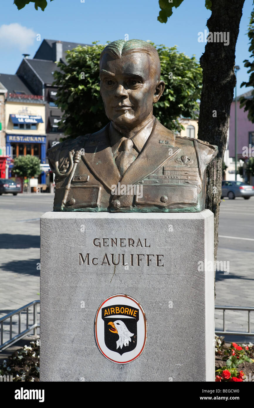 Buste du Général McAuliffe dans la Grand Place. Leader américain pendant la Bataille des Ardennes. Banque D'Images