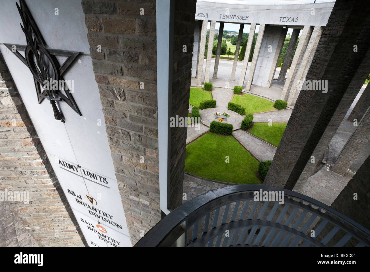 Le Mardasson Memorial détail montrant les noms des bataillons de l'armée US qui ont combattu dans la Bataille des Ardennes. Banque D'Images