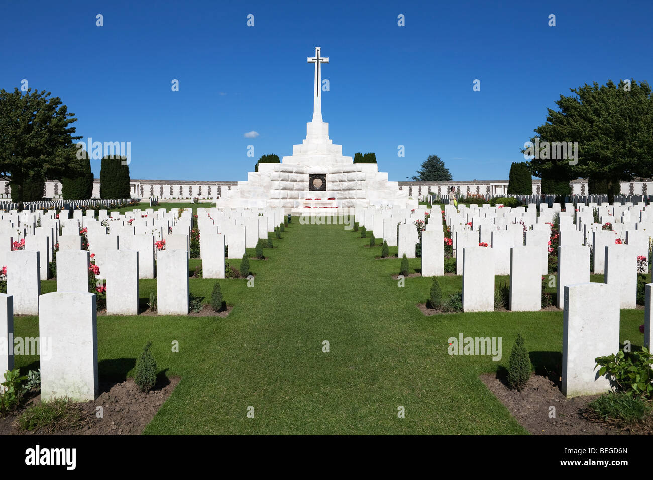 Vue sur le cimetière militaire de Tyne Cot de la Croix du Sacrifice. Cimetière britannique de la Première Guerre mondiale avec 11 856 pierres tombales blanches. Banque D'Images