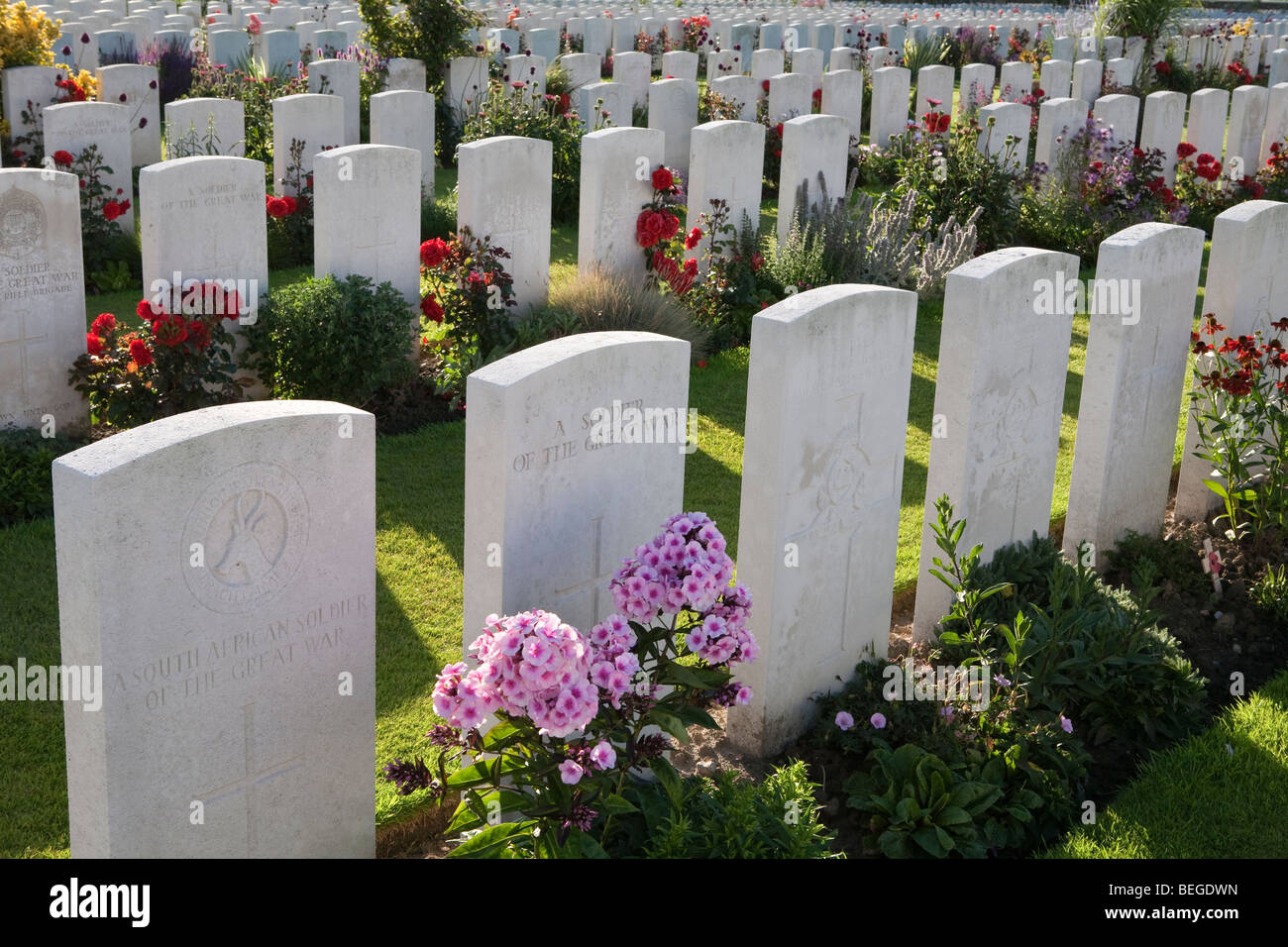 Vue sur le cimetière militaire de Tyne Cot. Cimetière britannique de la Première Guerre mondiale avec 11 856 pierres tombales blanches. Banque D'Images