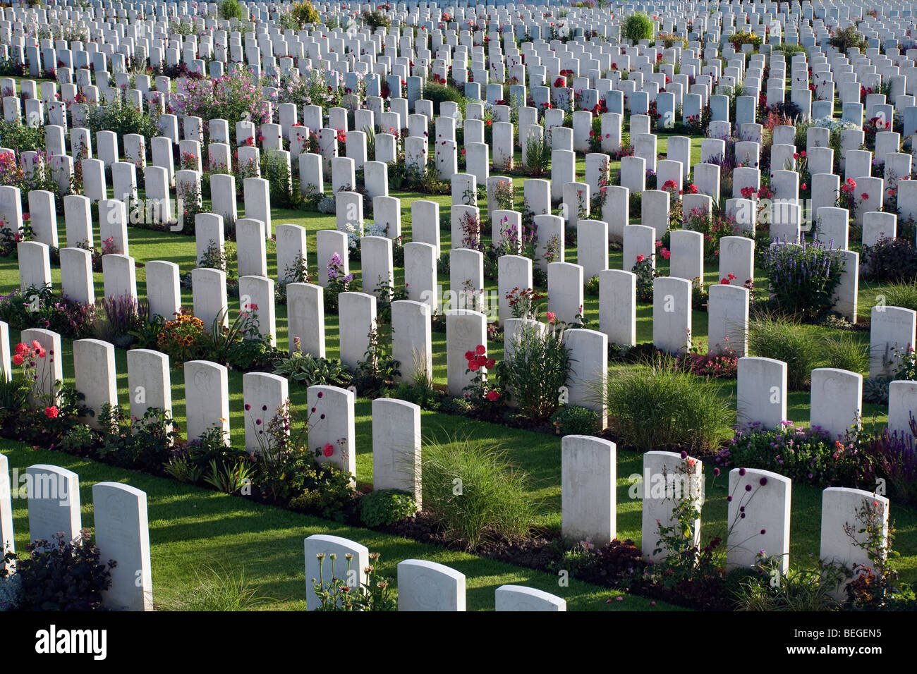 Vue sur le cimetière militaire de Tyne Cot. Cimetière britannique de la Première Guerre mondiale avec 11 856 pierres tombales blanches. Banque D'Images