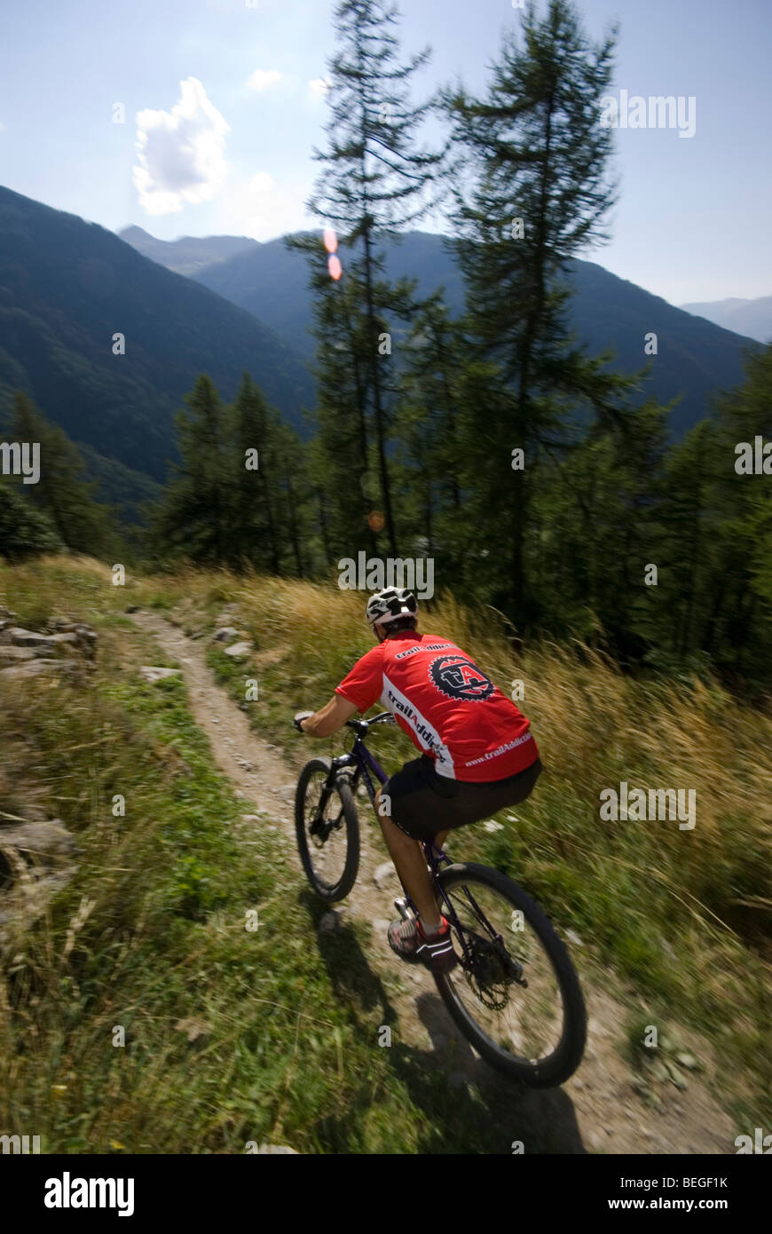 Un vélo de montagne monte un sentier singletrack dans Les Arcs dans les Alpes françaises. Banque D'Images