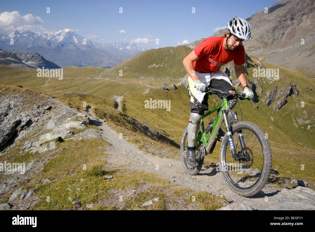 Un vélo de montagne monte un sentier singletrack dans Les Arcs dans les Alpes françaises. Banque D'Images