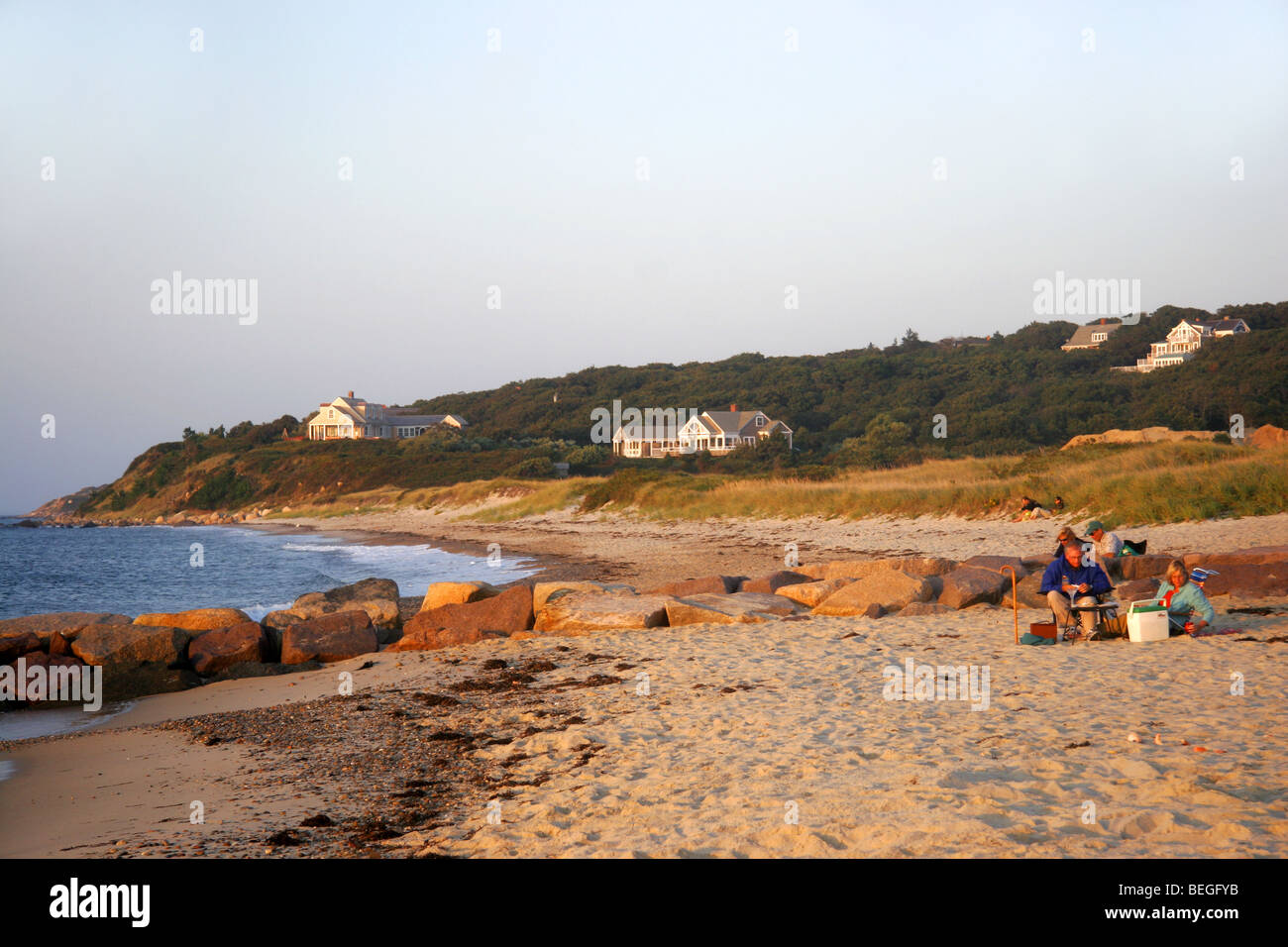Les gens sur la plage au crépuscule, Menemsha, Martha's Vineyard, Cape Cod, New England, Massachusetts, USA Banque D'Images