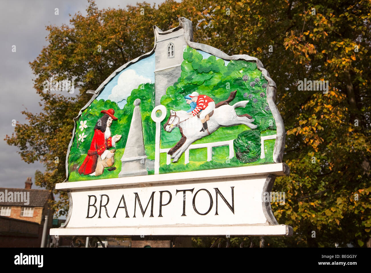 L'Angleterre, Cambridgeshire, Huntingdon, Brampton village signe montrant Samuel Pepys et hippodrome Banque D'Images