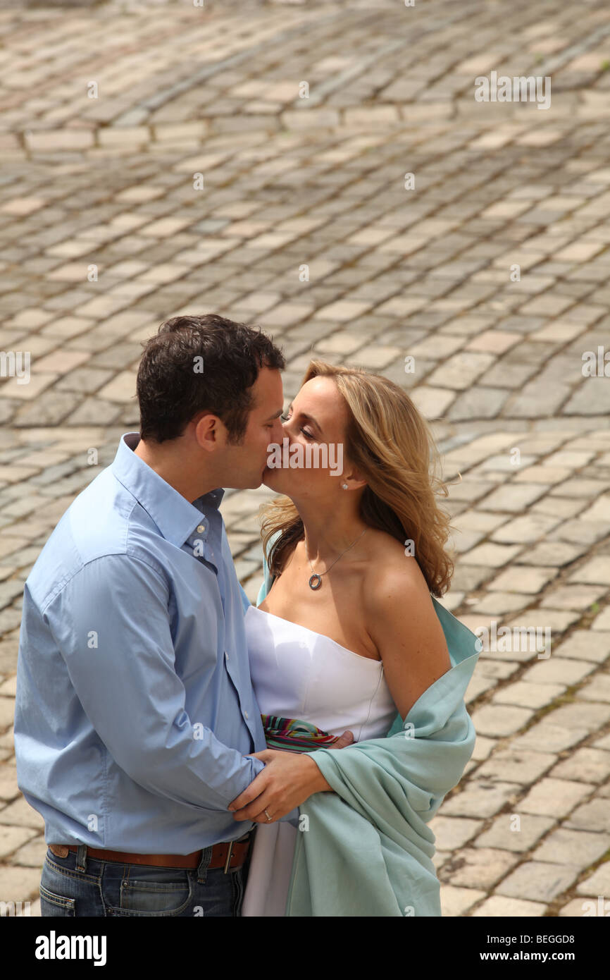 Photographies d'engagement, un jeune couple kissing Banque D'Images