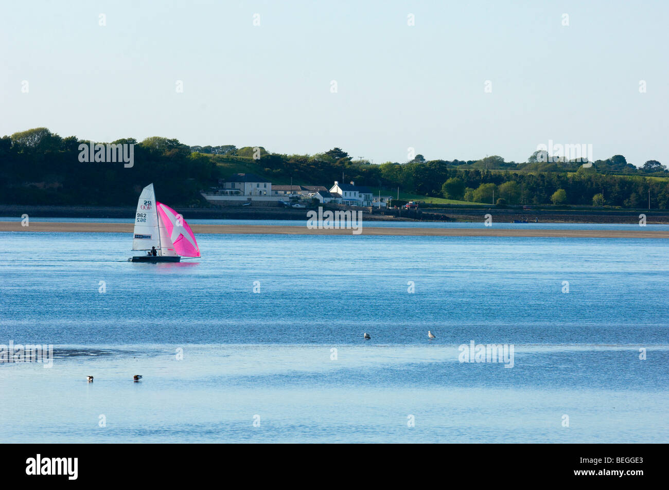 Bateaux à voile, Détroit de Menai, Pays de Galles, Royaume-Uni. Banque D'Images