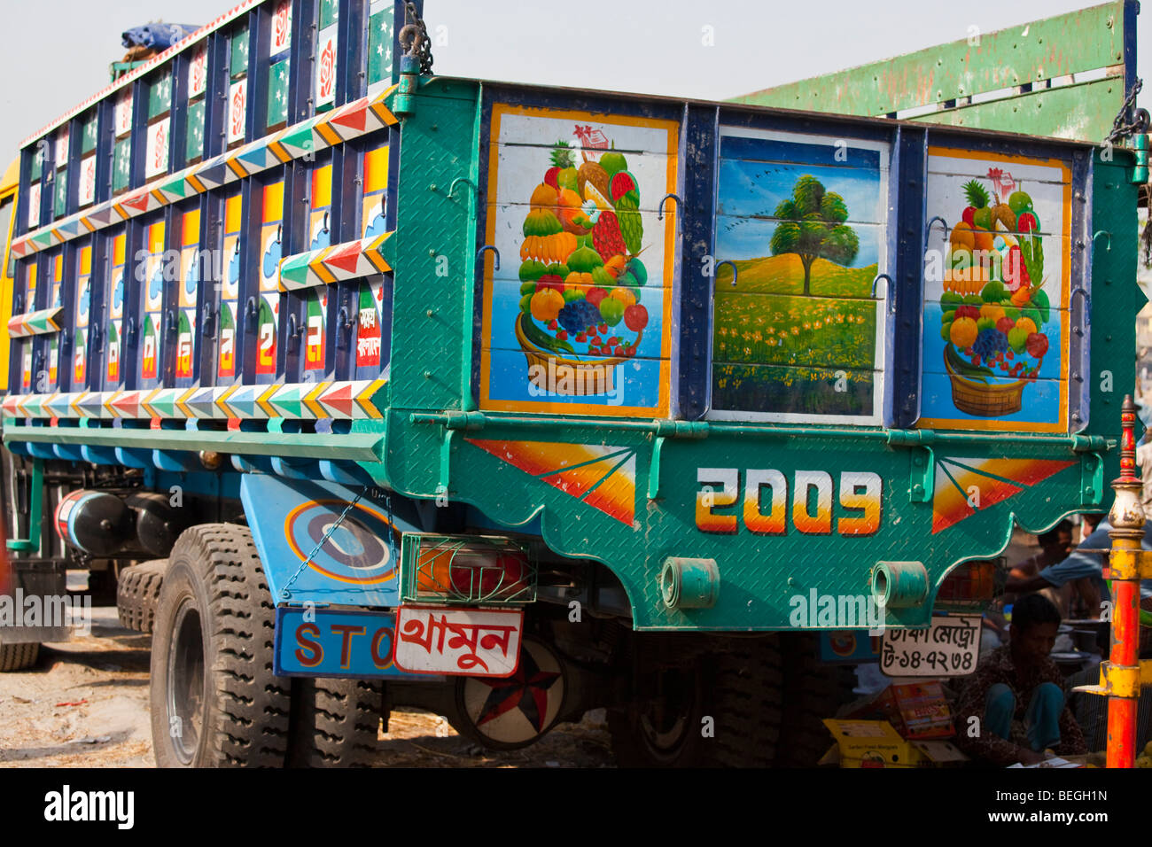 Camion peint au marché de plein air dans le Vieux Dhaka Bangladesh Banque D'Images