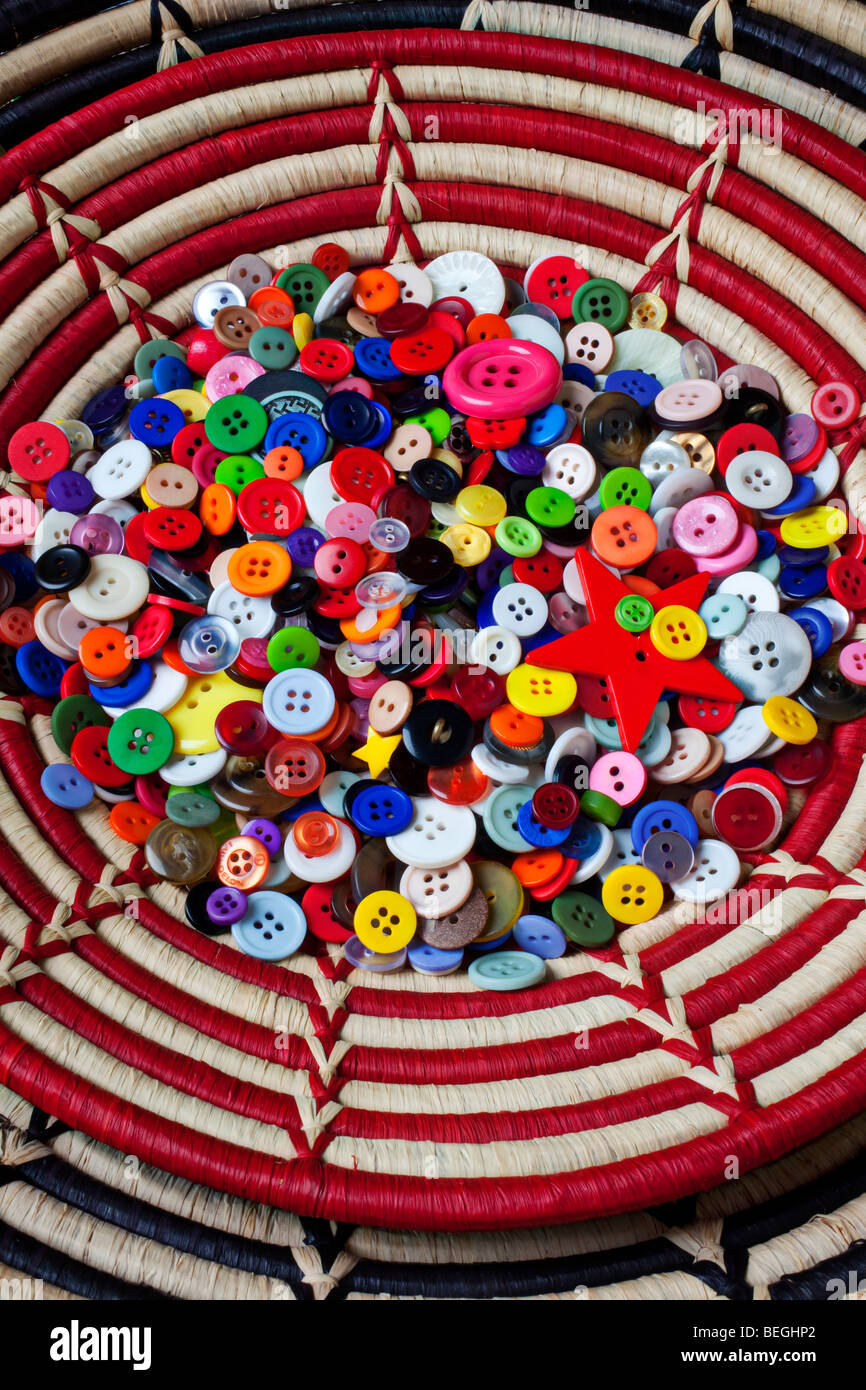 Panier plein de boutons Banque D'Images