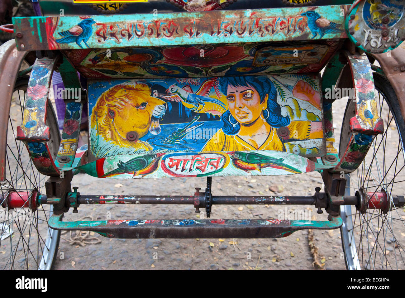 Au verso d'un vélo Rickshaw à Dhaka Bangladesh Banque D'Images