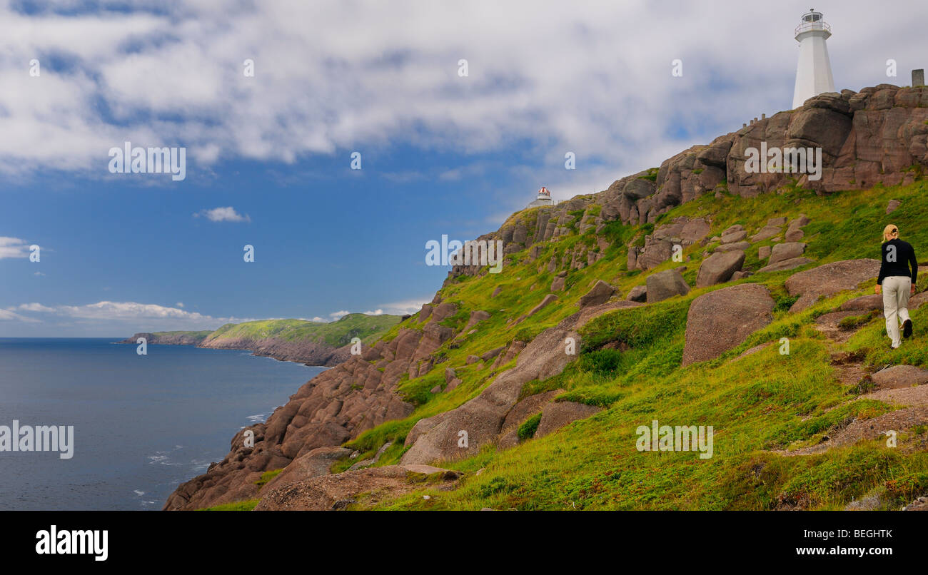 Randonnées touristiques femelle pour le phare du cap Spear point le plus à l'Est de l'amérique du nord à Terre-Neuve sur l'océan Atlantique Banque D'Images