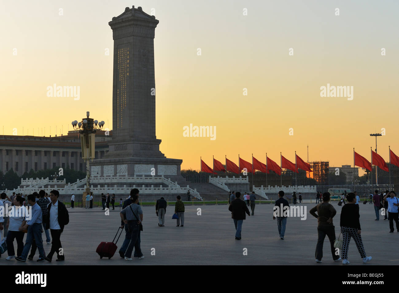 La place Tiananmen et le 38 mètres (125 pieds) de haut monument aux héros du peuple, à Beijing Banque D'Images