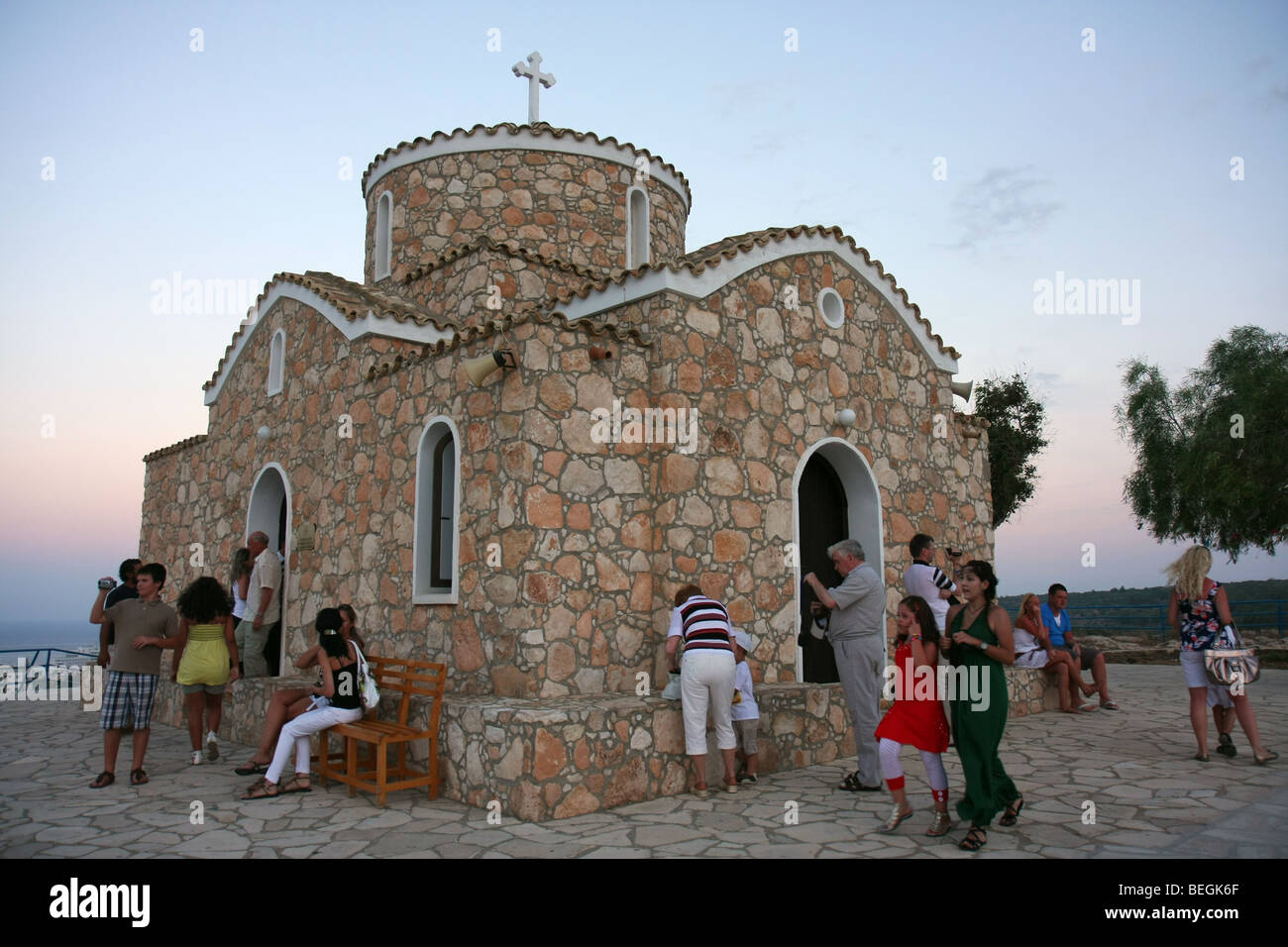 Les touristes à l'Église du prophète Elias (Profitis Ilias), Protaras, Chypre. Banque D'Images