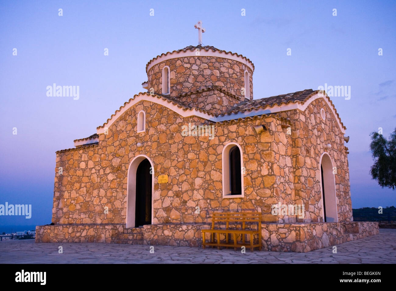 Église de Prophète Elias (Profitis Ilias), Protaras, Chypre, au coucher du soleil. Banque D'Images