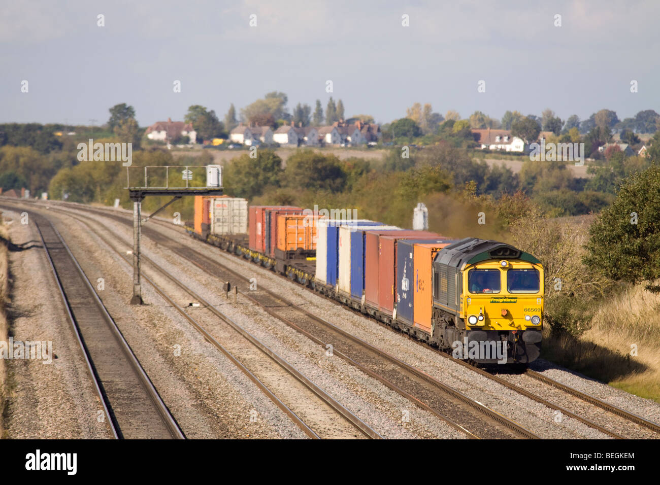 Locomotive diesel de la classe 66 un service de Freightliner près de Moulsford dans la vallée de la Tamise. Banque D'Images
