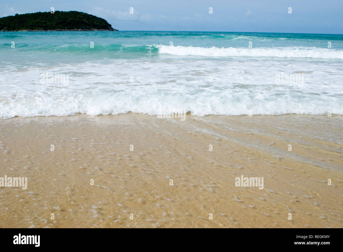 La Thaïlande, l'île de Phuket - Septembre 2009. Belle NaiHarn beach avec du sable propre et bleu de la mer d'Andaman. Banque D'Images