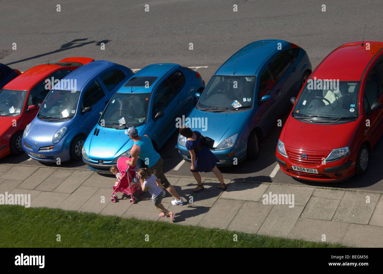 Des voitures en stationnement, Conwy, Gwynedd, Pays de Galles, Royaume-Uni. Banque D'Images