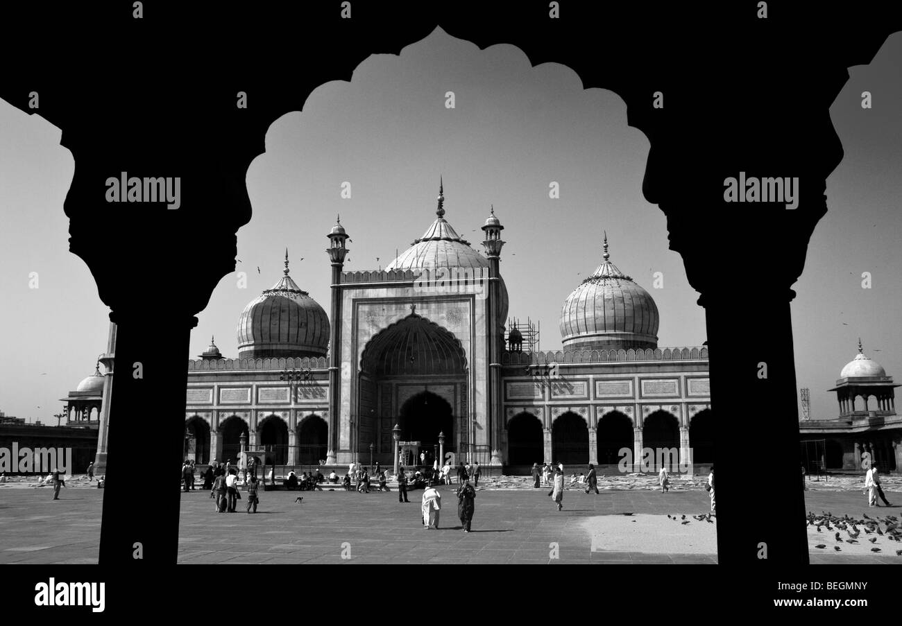 La mosquée Jama Masjid dans Old Delhi encadrée de Mughal finement sculptés des piliers de pierre et arch. Banque D'Images