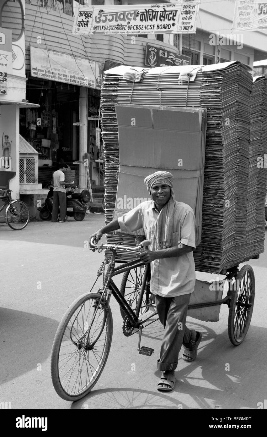 L'homme indien carte poussant le recyclage des déchets à la station de dépôt à Varanasi, Inde Banque D'Images