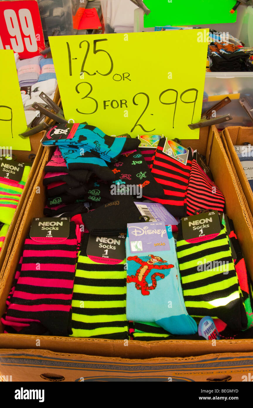 Néon Fluorescent chaussettes en vente sur un étal au marché à Great Yarmouth, Norfolk , Royaume-Uni Banque D'Images