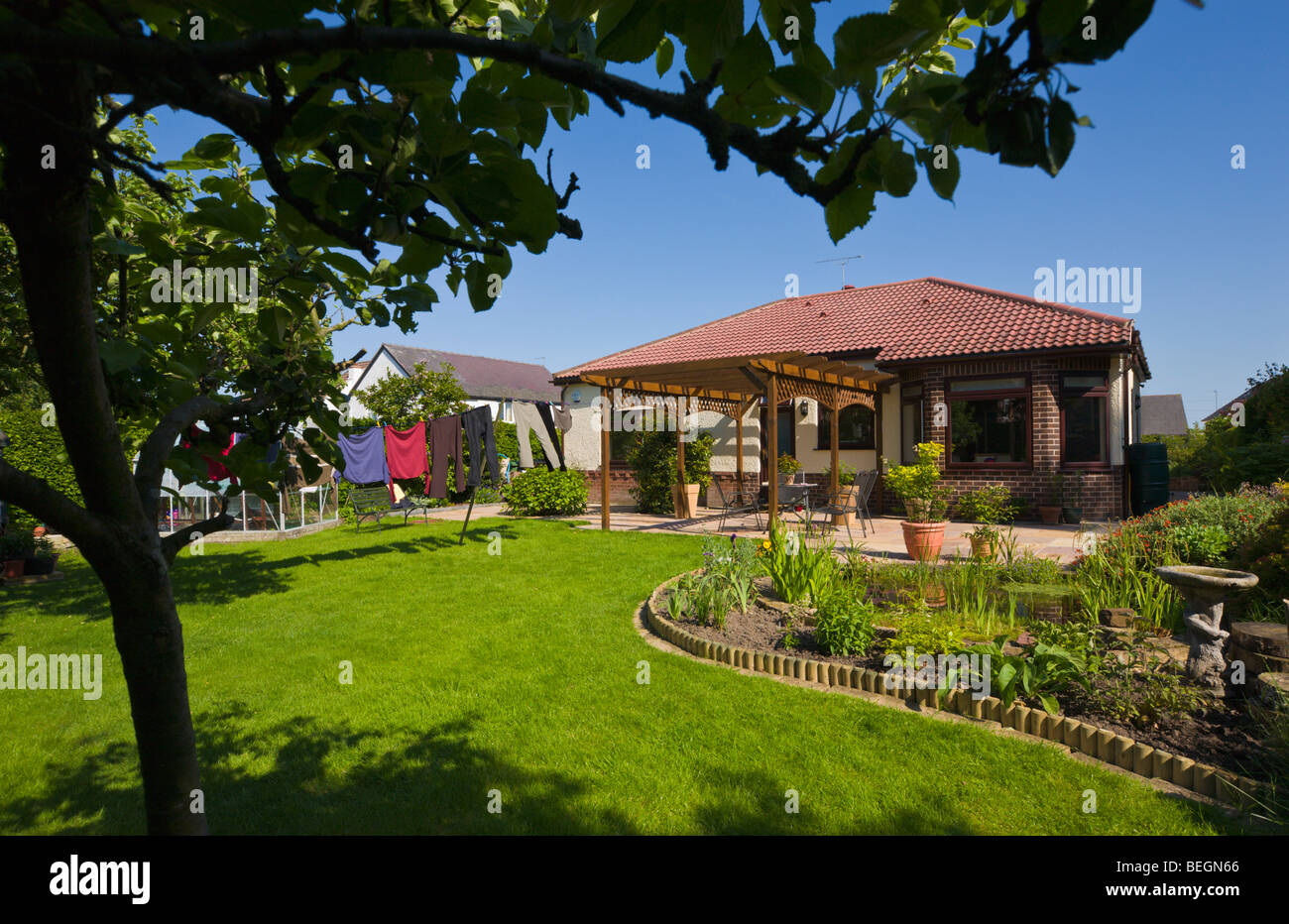 Jardin à l'arrière d'un bungalow Cheshire Angleterre Banque D'Images
