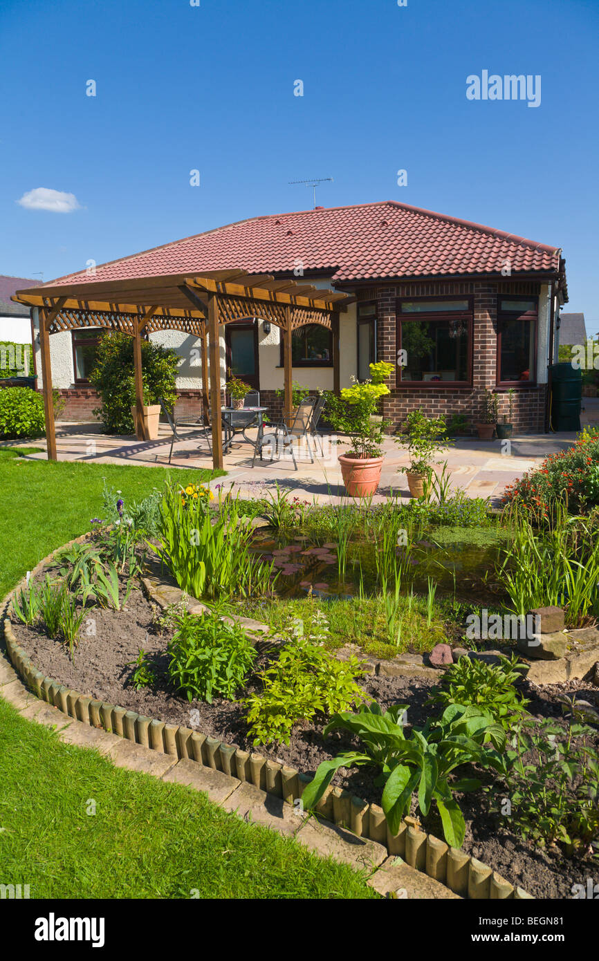 Jardin à l'arrière d'un bungalow Cheshire Angleterre Banque D'Images