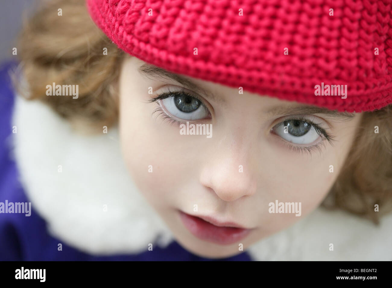 Beau Bebe Fille Chapeau En Laine D Hiver Portrait Dans L Exterieur Photo Stock Alamy