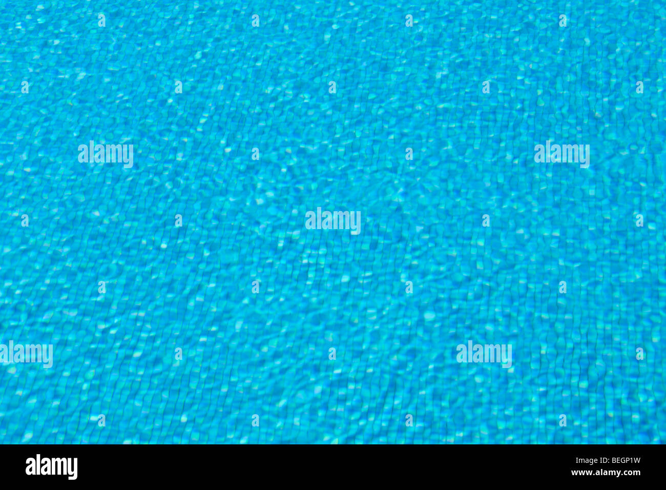 Carreaux bleus et ondulations de l'eau dans une "piscine" Banque D'Images