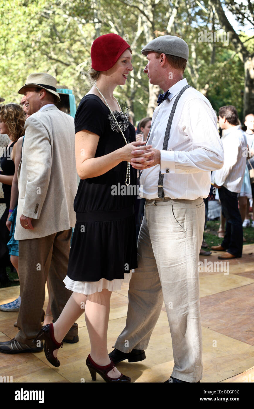 Jeune couple habillé pour les années folles pour la piste de danse en plein air à l'âge de jazz partie pelouse à Governors Island Banque D'Images