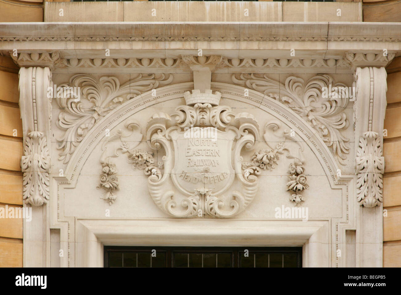 Cimier orné sur l'entrée de l'ancien chemin de fer de l'Est du siège social, augmentation de la Station, New York, United Kindgom. Banque D'Images