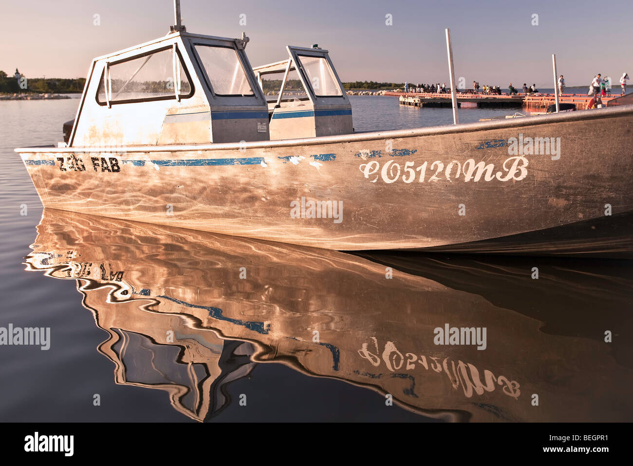 Bateau de pêche en aluminium, de réflexion, au Manitoba, Canada. Banque D'Images