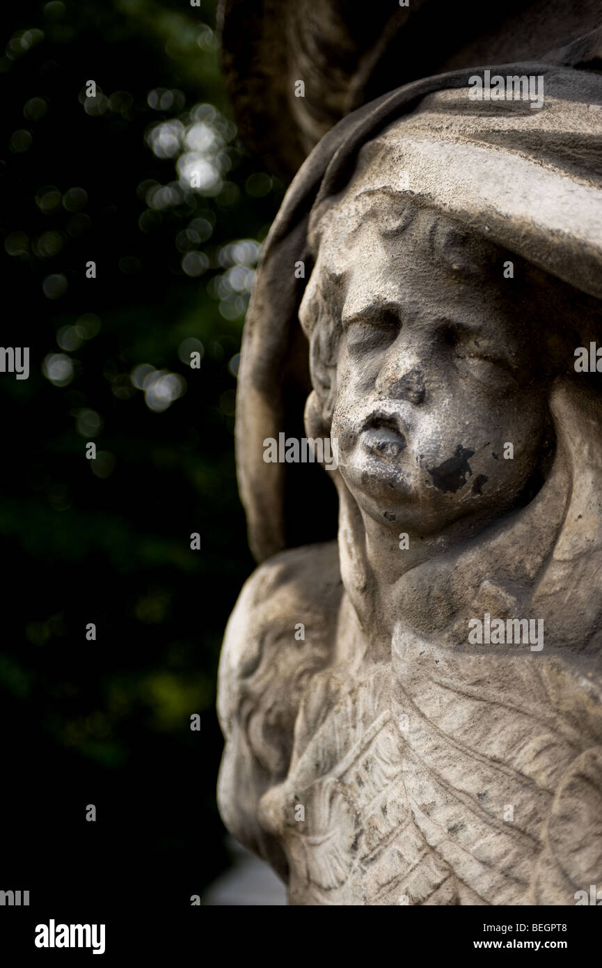 Une sculpture en pierre de chérubin qui souffrent de l'érosion et les dommages par pollution à Londres. Banque D'Images