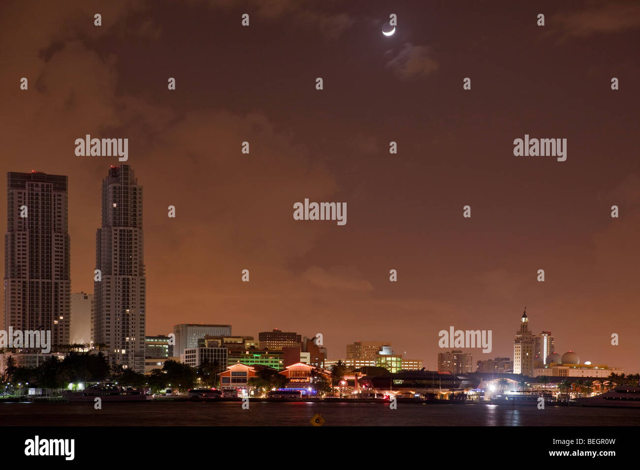 Moon Over Miami, le centre-ville de Miami avec le paramètre de la faucille de la lune Banque D'Images