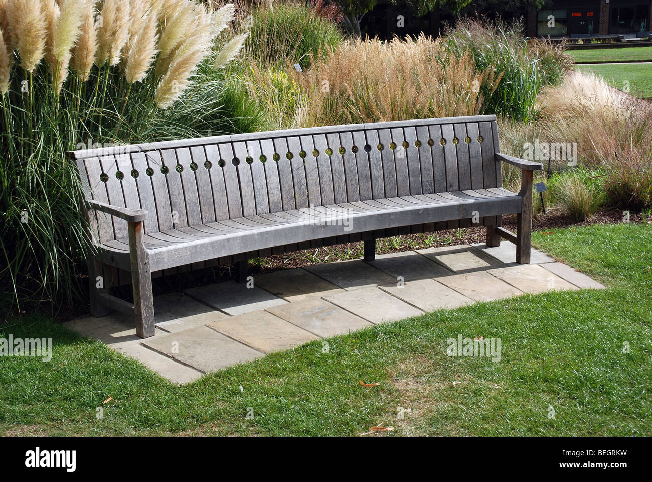 Banc en bois à Kew Gardens, London, England, UK Banque D'Images