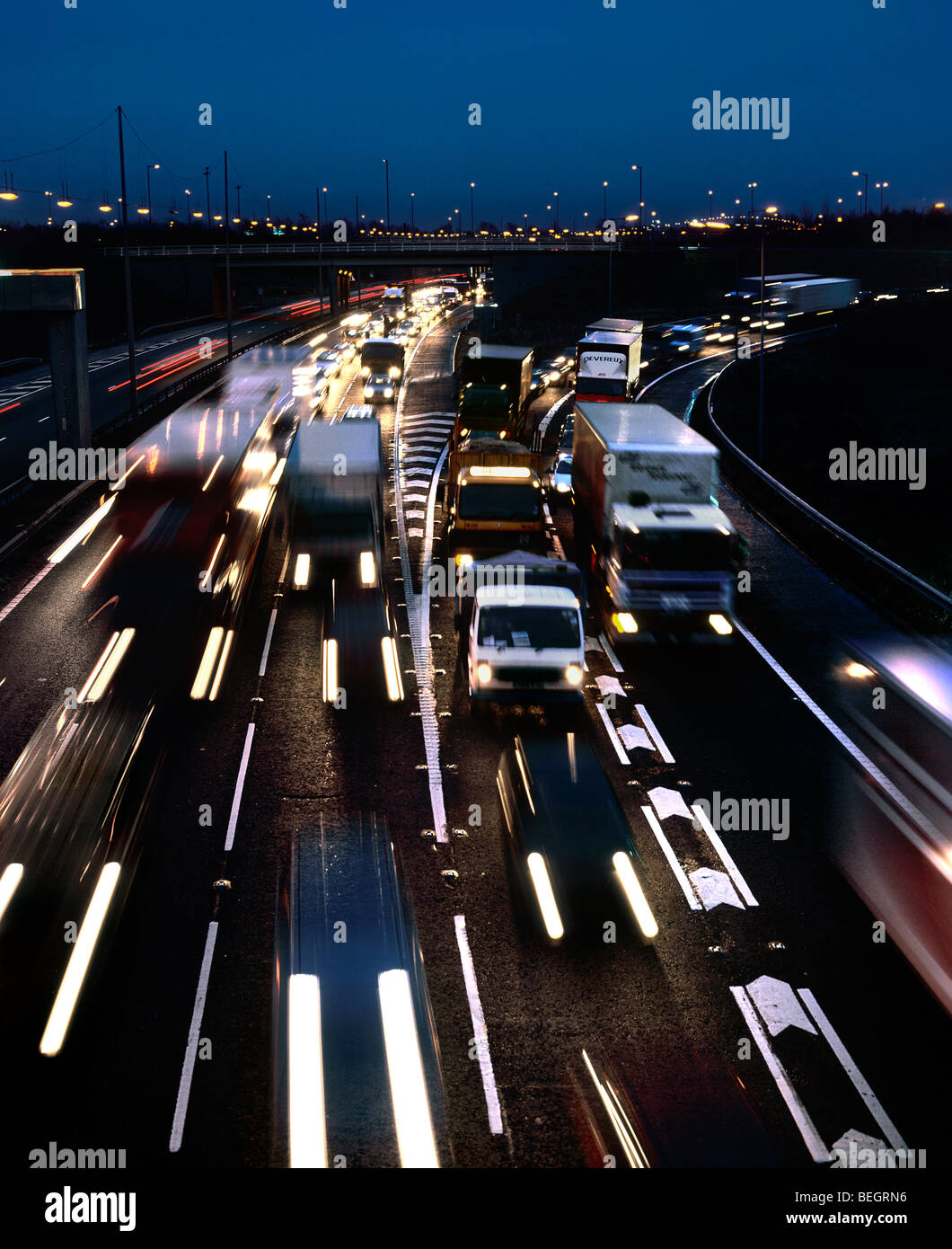 Le trafic lourd de nuit sur l'autoroute M6, à la jonction 21a avec le M62, Lancashire, Angleterre. Banque D'Images