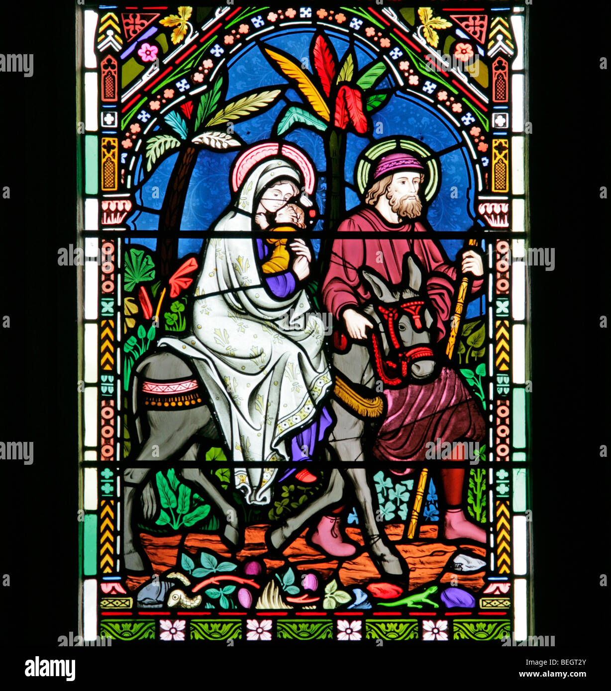 Fenêtre vitrail représentant le vol de Joseph, Marie et Jésus en Égypte par Frederick Preedy, Église de Sainte Marie la Vierge, Gunthorpe, Norfolk Banque D'Images