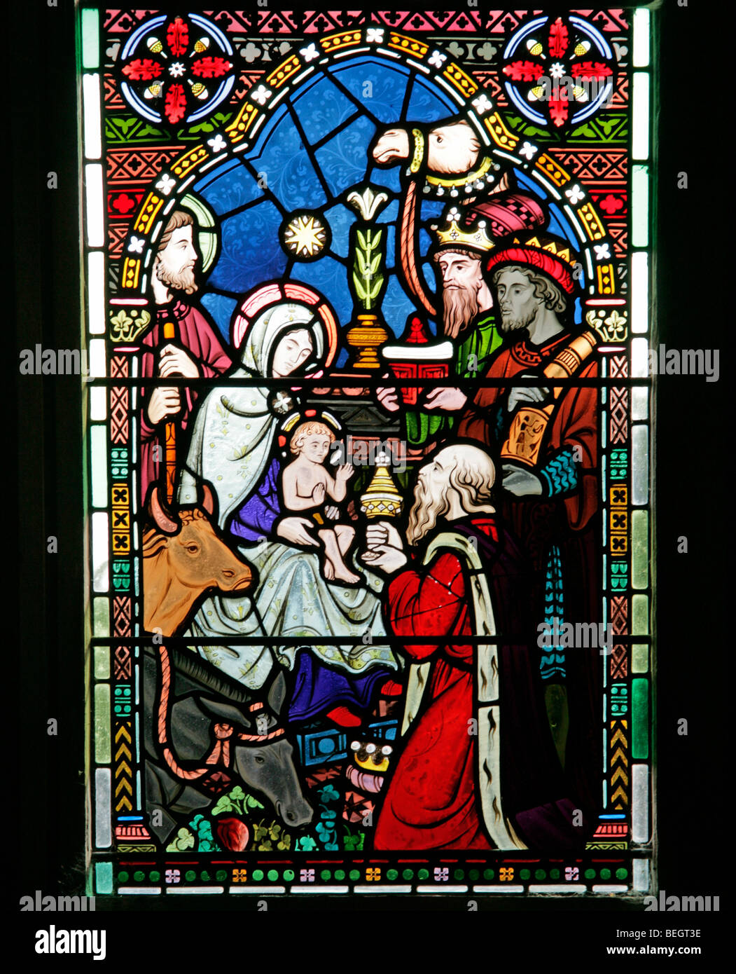 Fenêtre vitrail de Frederick Preedy représentant l'adoration des Mages, Église de Sainte Marie la Vierge, Gunthorpe, Norfolk Banque D'Images