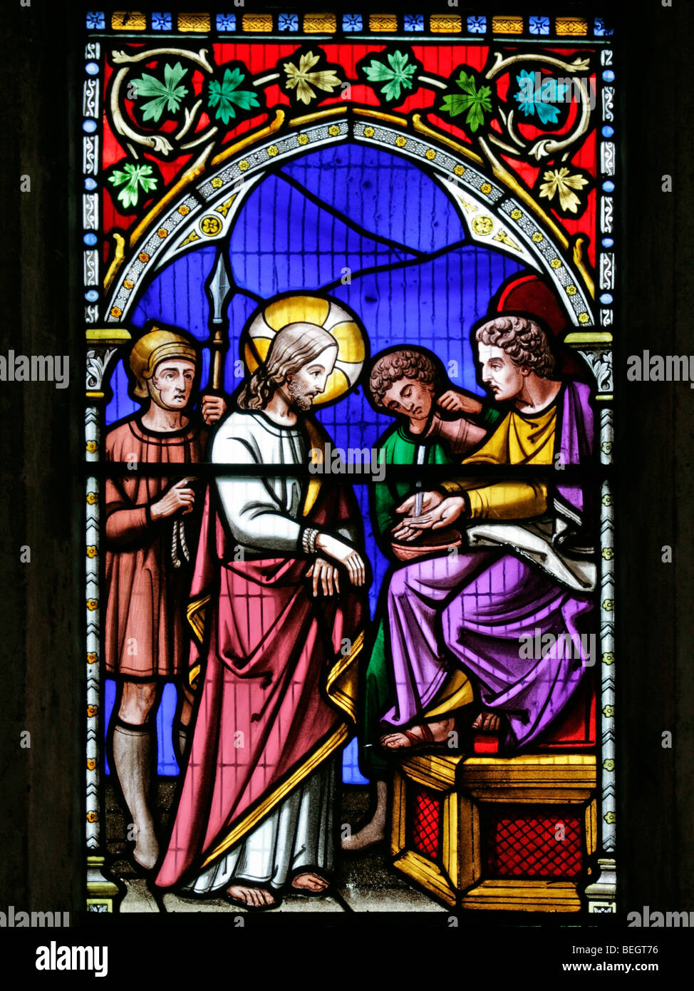 Un vitrail de William Warrington représentant Jésus-Christ devant Ponce Pilate, église Sainte-Marie la Vierge, Gunthorpe, Norfolk Banque D'Images